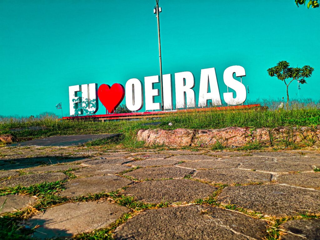 Prefeita de Oeiras do Pará é filmada agredindo mulher durante evento; confusão gera revolta entre moradores