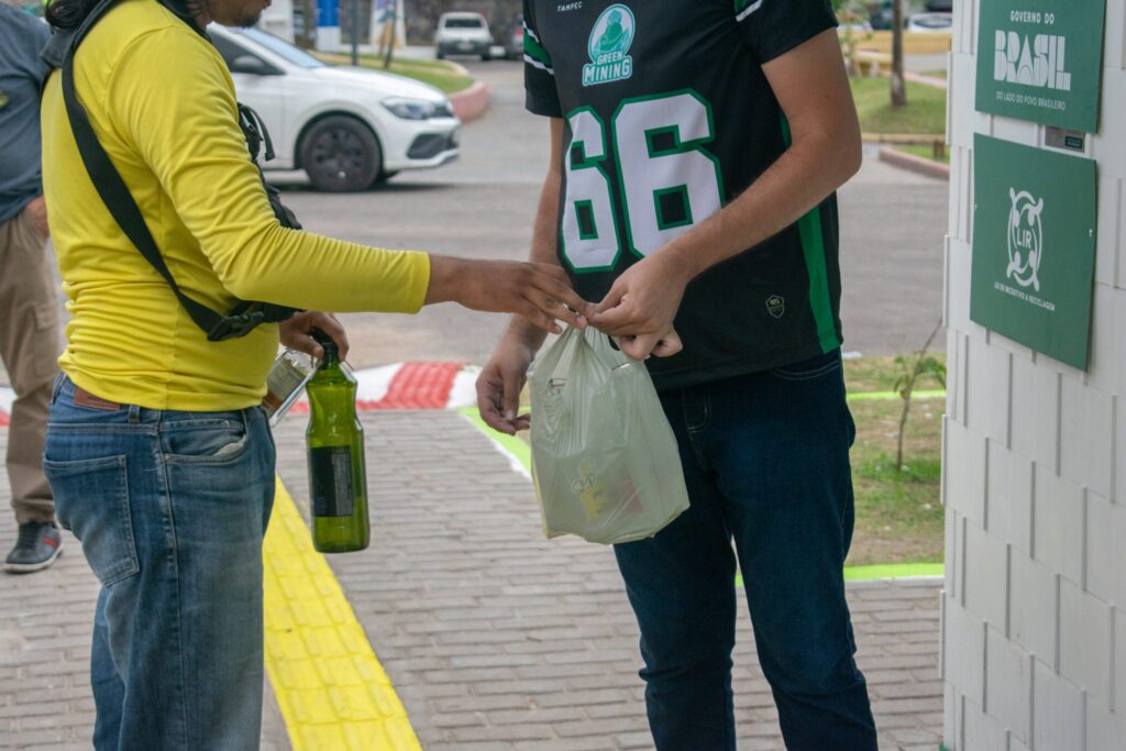 Saiba como funciona a troca de recicláveis por pix em Belém