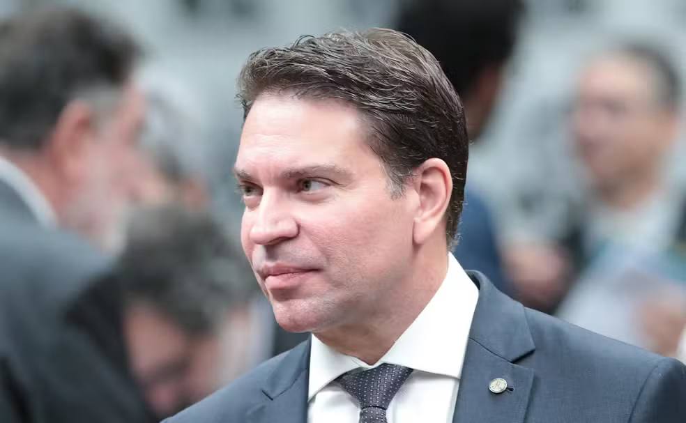 Ramagem foge para os EUA com segredos de Estado e deixa inteligência brasileira em alerta