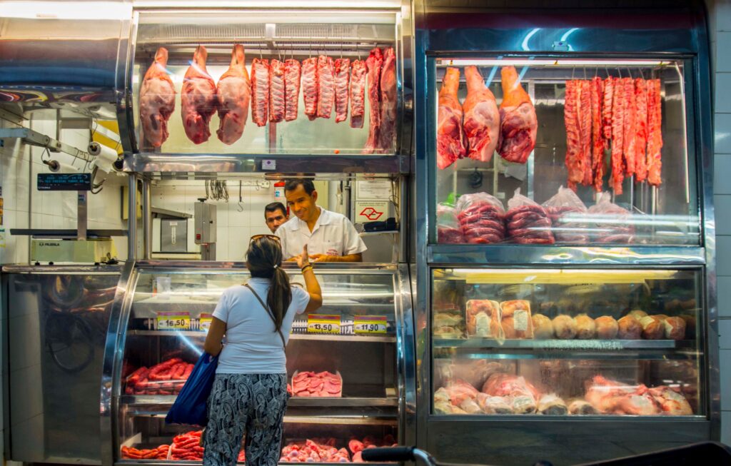 Renda média no Brasil atinge R$ 3.528 e desemprego recua ao menor nível desde 2012