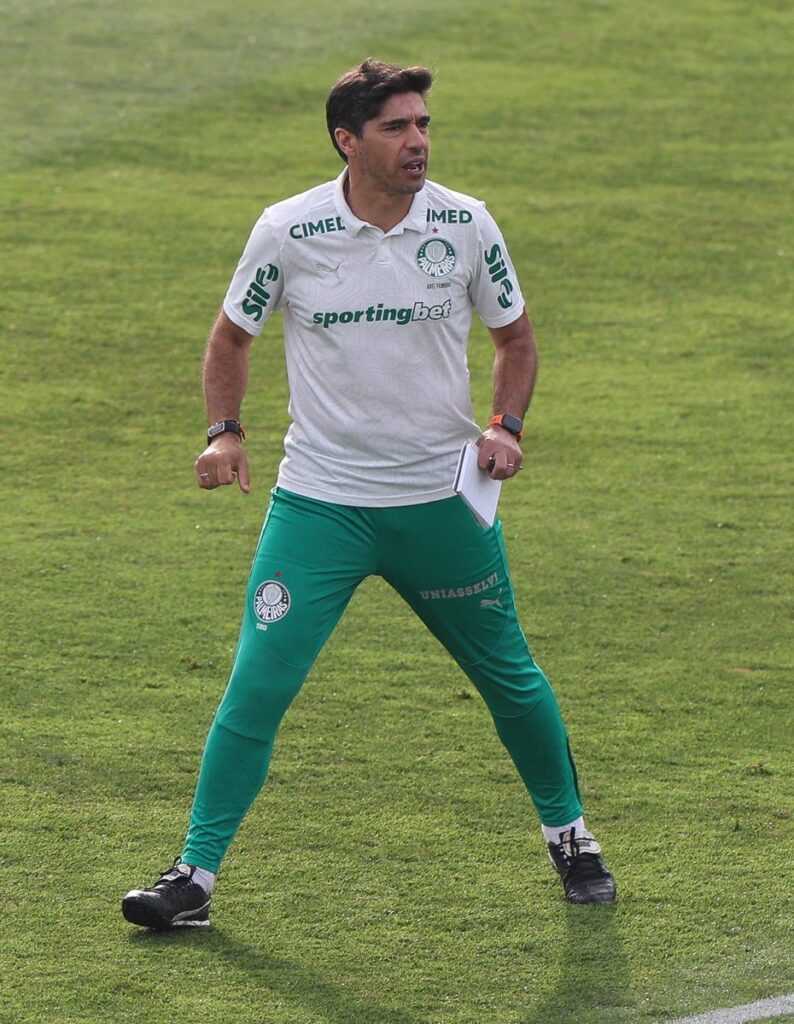 O clube que chegou a oferecer 10 milhões de euros (R$ 62 milhões) por ano a Abel Ferreira foi o Al Hilal.