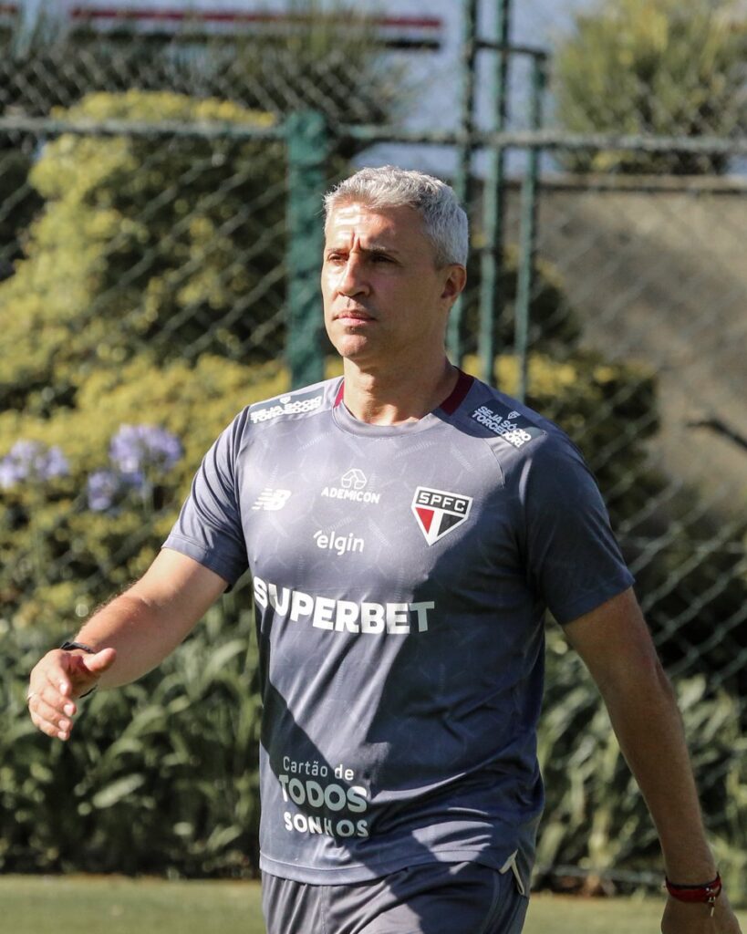 São Paulo planeja manter Hernán Crespo no comando até 2026
