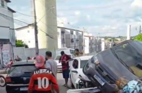 Acidente com vários carros e moto causa tumulto na entrada do Condomínio Harmonia, em Manaus