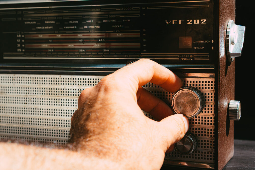 Rádio segue imbatível no Brasil e mantém maior alcance diário entre os meios de comunicação