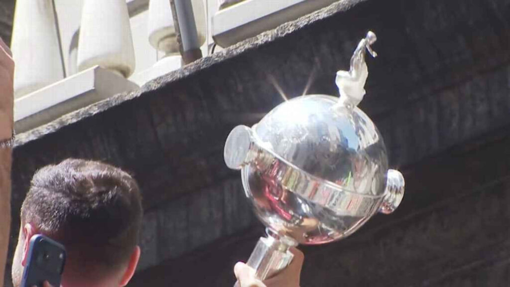 Taça do Flamengo quebra durante festa do título da Libertadores