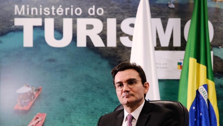 Lula confirma a saída de Celso Sabino do Turismo