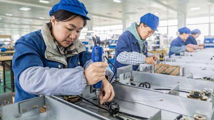 Chineses trabalham, em média, 10 horas a mais por semana que brasileiros