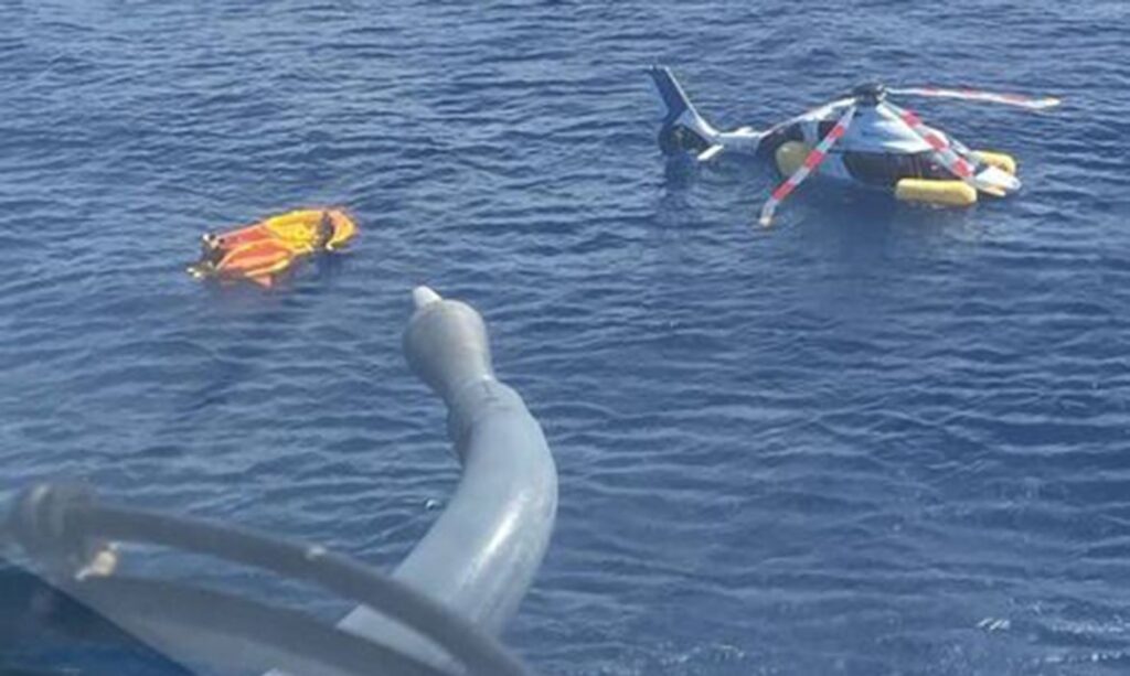 Helicóptero faz pouso forçado no mar em Cabo Frio