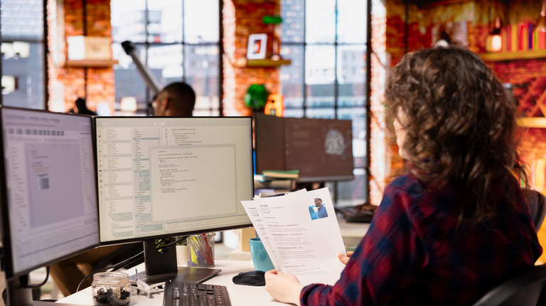 Contratações no setor de informação e comunicação crescem 10,8% em dois anos e se aproximam de 500 mil no país em 2025