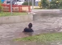 Vídeo:  Homem Aproveita Enchente Na Nova Doca Para Tomar Banho Em Belém