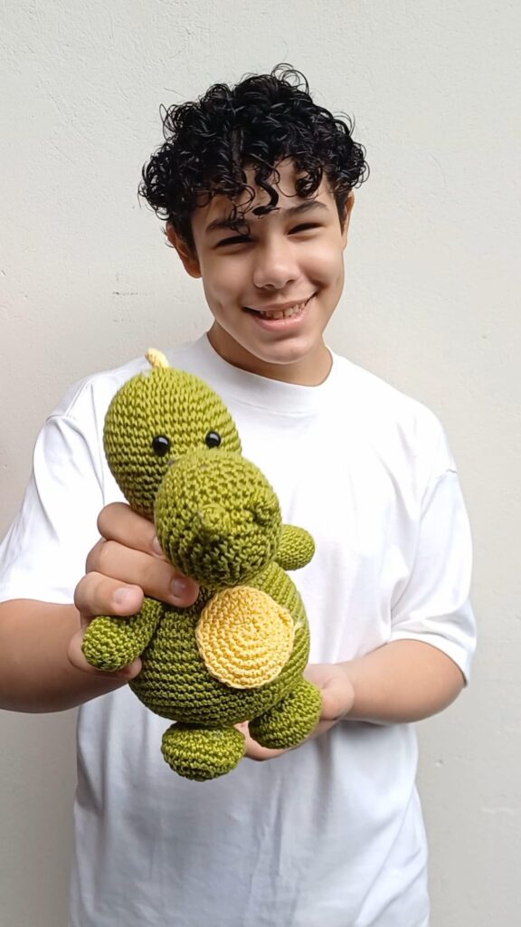 MISSÃO ENTRE FIOS ENSINA CROCHÊ PARA CRIANÇAS E JOVENS