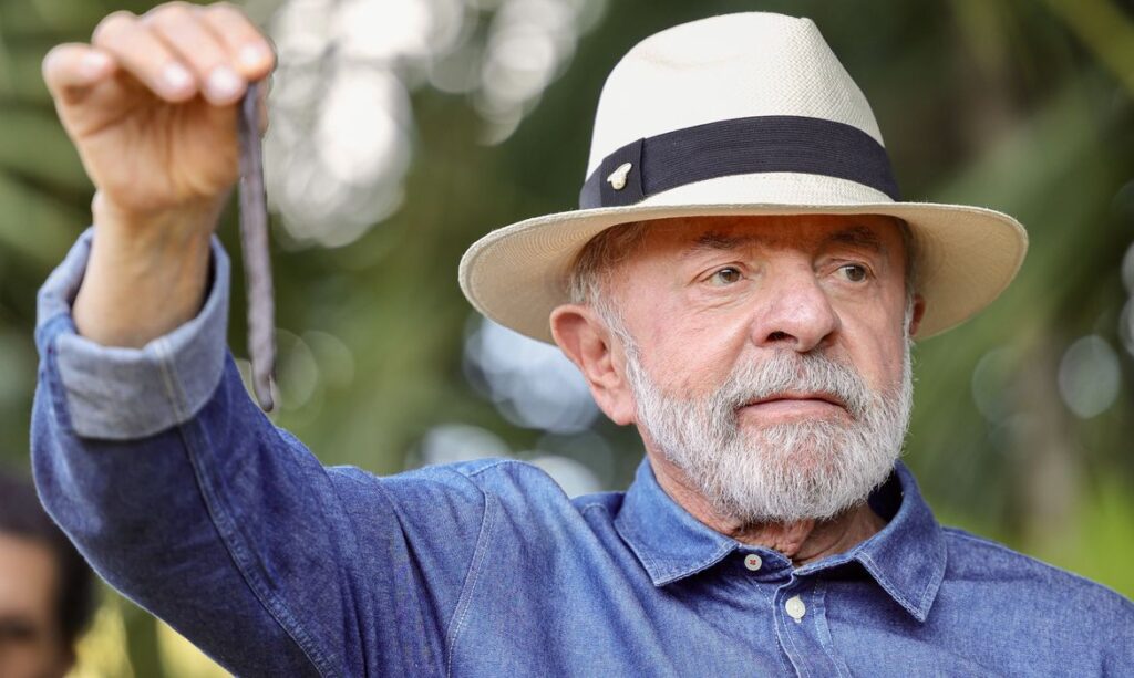 Lula vai a SP para tirar excesso de pele na cabeça e tratar tendinite