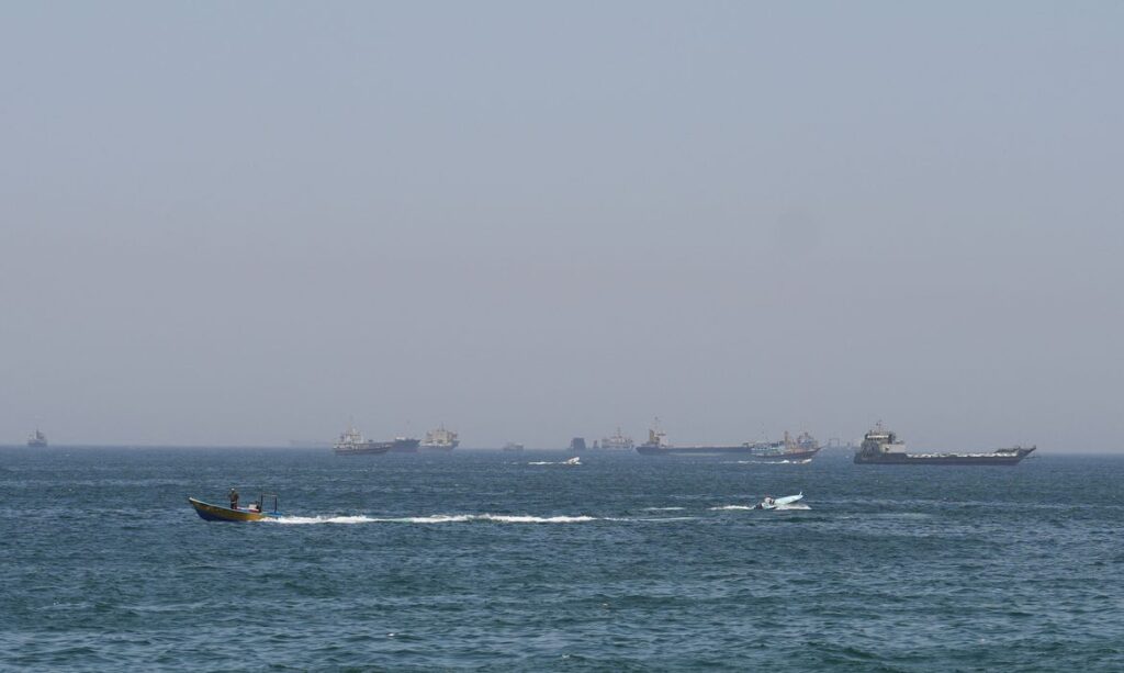 EUA lançam novos ataques contra Irã; forças iranianas fecham Ormuz