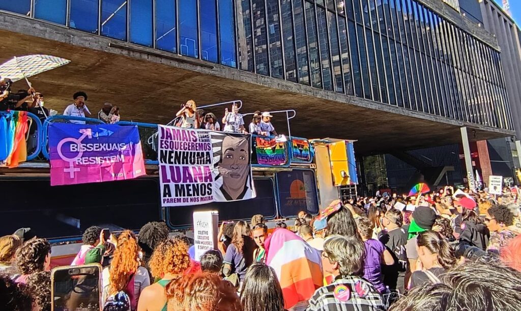 Mulheres lésbicas e bissexuais fazem caminhada em SP contra violência