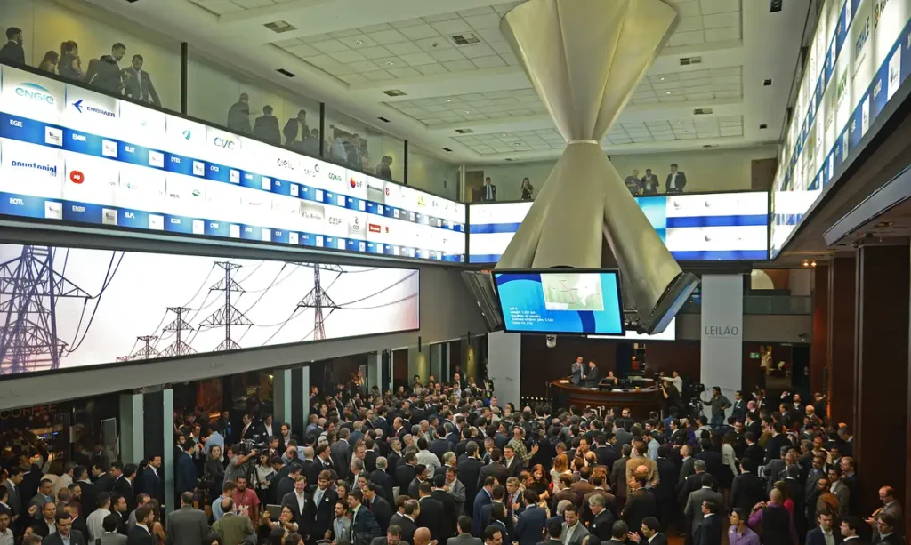 Ibovespa volta aos 174 mil pontos com aposta na Selic, e dólar cai