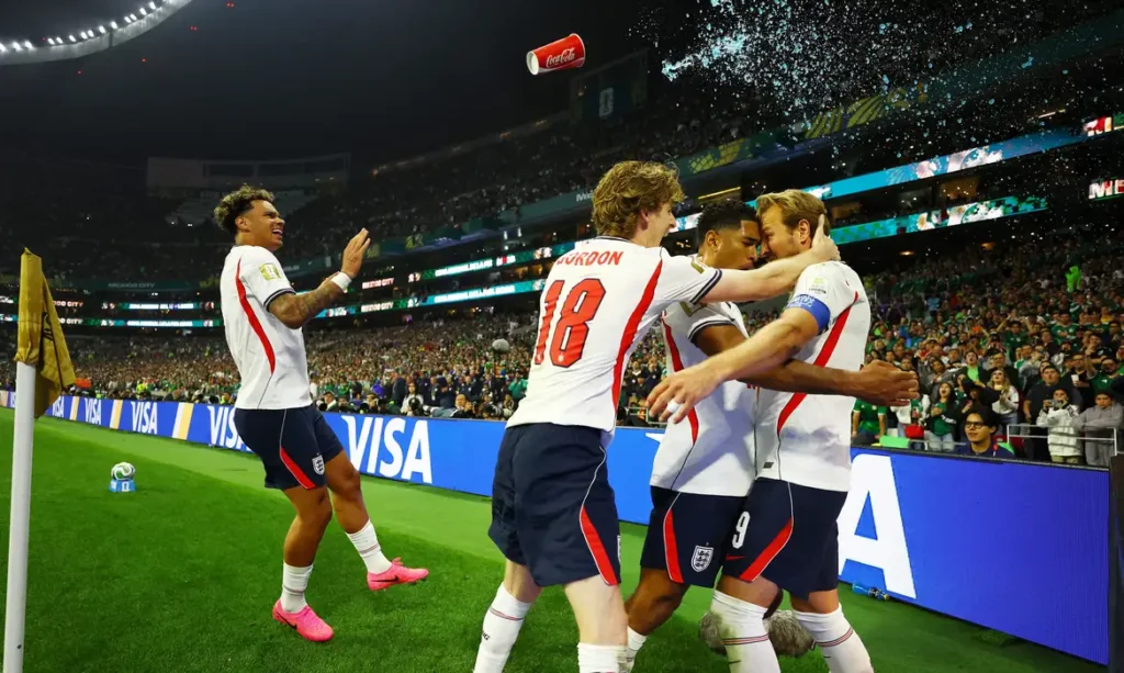 Com um a menos, Inglaterra derruba México no Azteca e segue na Copa