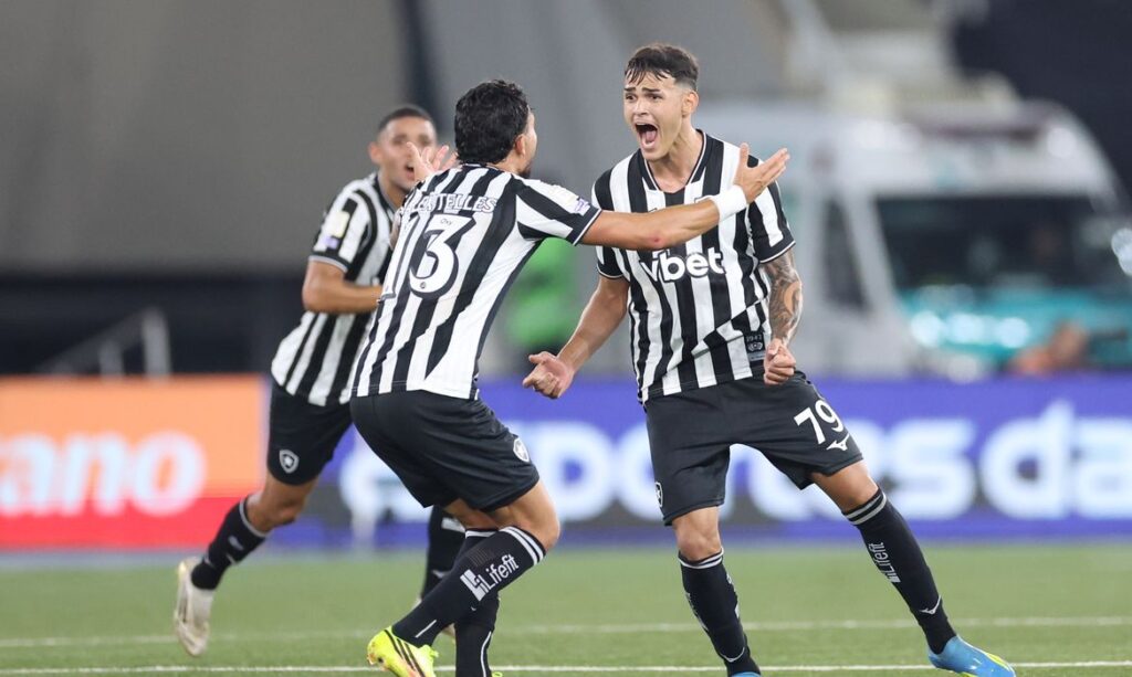 Com gol no último lance, Botafogo bate Santos na volta do Brasileirão