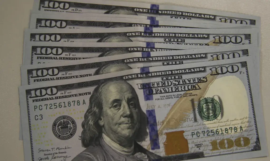 Dólar cai a R$ 5,13, e bolsa recua em dia de ajuste no mercado
