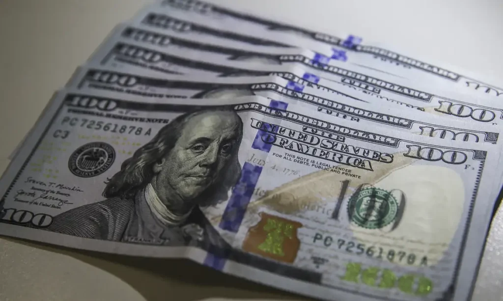 Dólar fica estável em R$ 5,08, mas cai 0,58% na semana